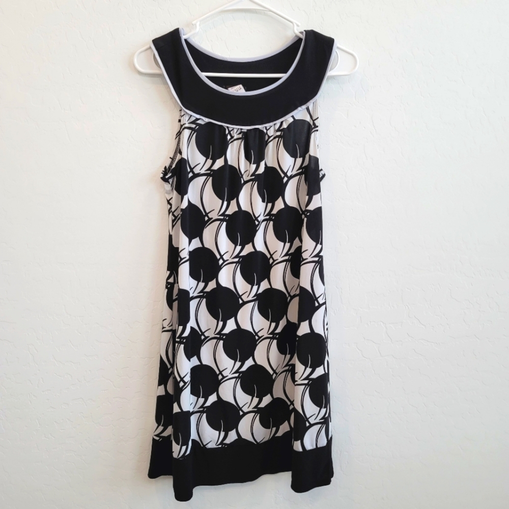 💕 Maurices White & Black Sleeveless Shift Dress Sz M
